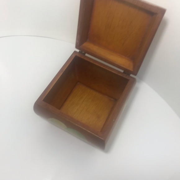 Vintage Wooden Box Jewelry Trinket Sea Shell Crab Detail. 
Excellent condition! - Picture 10 of 15